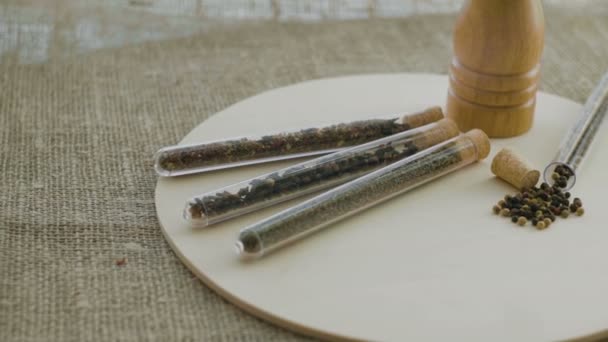 Verscheidenheid van aromatische specerijen en kruiden op keukentafel — Stockvideo