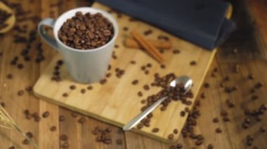 Masada kavrulmuş kahve çekirdekleri ile Kupası