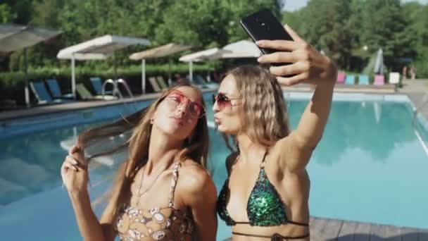 Zomermeisjes in een zonnebril die selfie nemen in chaise longue. Vrienden die selfie nemen — Stockvideo