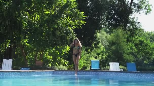 Sexy Frau geht in den Pool — Stockvideo