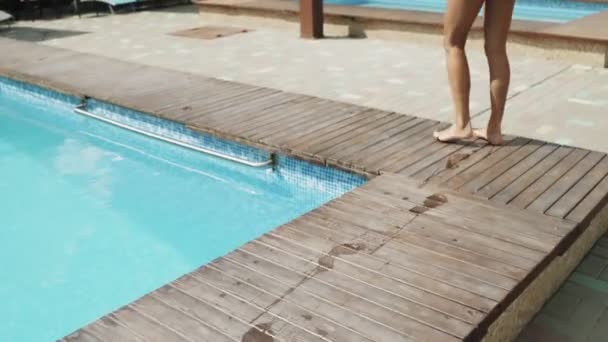 Mulher Andando Pela Piscina — Vídeo de Stock