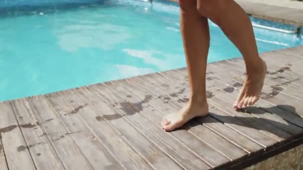Frau betritt ein Schwimmbad — Stockvideo