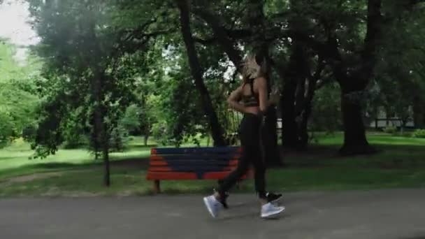 Mujeres jóvenes corriendo en el parque — Vídeos de Stock