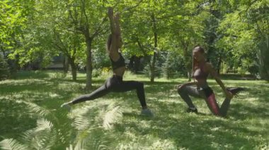 Genç sportswomen Park'ta germe