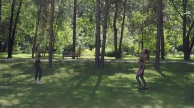 Güzel kızlar parkta Badminton oynuyor.