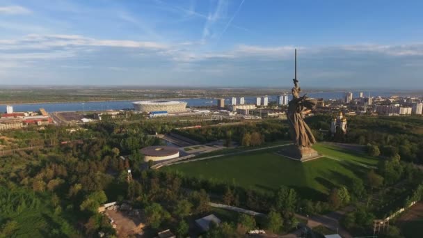 Αεροφωτογραφία του αγάλματος της πατρίδας στο Mamaev Kurgan. Στάλινγκραντ, Βόλγκογκραντ — Αρχείο Βίντεο