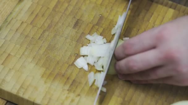 Chef cortando una cebolla con un cuchillo — Vídeos de Stock