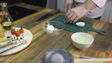 Şef bir tavuk yumurta kesme