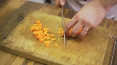 Şef taze havuç ahşap kesme tahtası Hd kesiyor