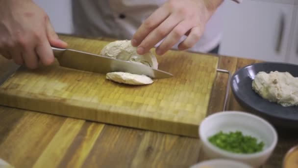 Шеф-повар режет вареного цыпленка — стоковое видео
