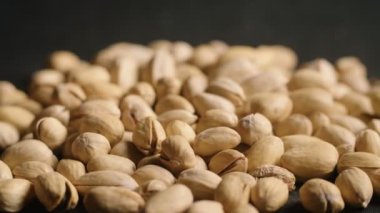 Siyah arka planda izole edilmiş fıstıklı fıstıklar..