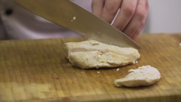 Mann schneidet gekochtes Huhn — Stockvideo