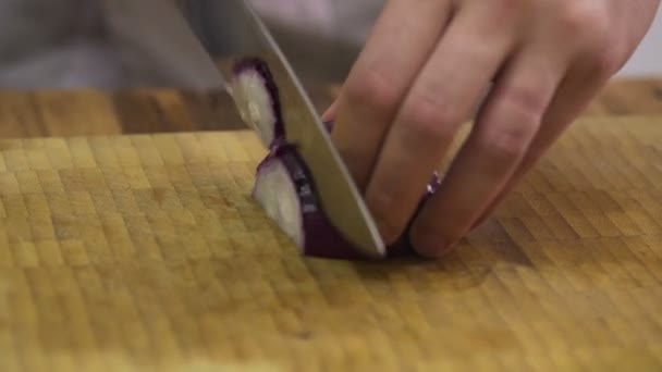 Primer plano de Chef picando cebolla roja para ensalada — Vídeo de stock