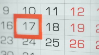 Ofisteki kadınlar duvar takvimindeki tarihi değiştirirler. 107 'yi 18' e değiştirir