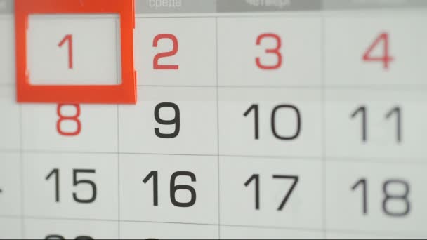 Las mujeres de la mano en la oficina cambia la fecha en el calendario de pared. Cambios 1 a 2 — Vídeos de Stock