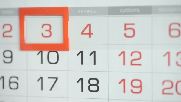 Womans hand in office changes date at wall calendar. Changes 3 to 4 — Stock Video