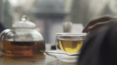 Çaydanlık ve küp, kafedeki masada yeşil çay.