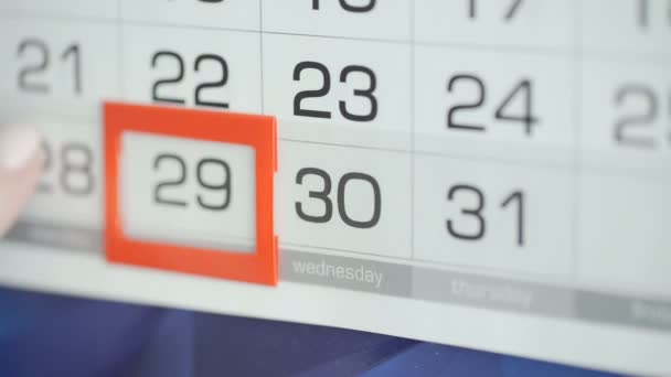 Vrouwen hand in hand veranderingen van kantoor datum op de muur kalender. Wijzigingen 29 t / m 30 — Stockvideo