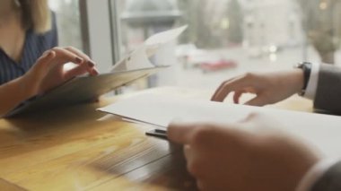 Restoranda randevularda menü okuyan bir kadın