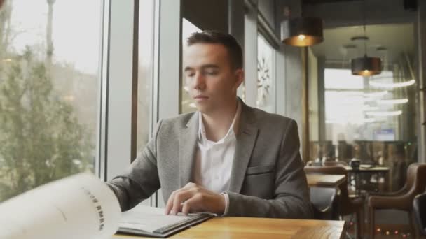 Menú de lectura de hombre en un restaurante — Vídeo de stock