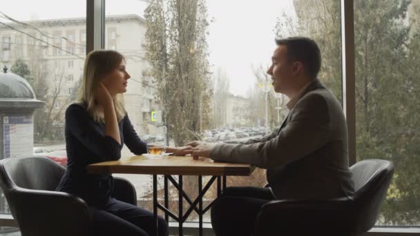 Hombre joven guapo con su mujer tienen una cita en el restaurante — Vídeos de Stock