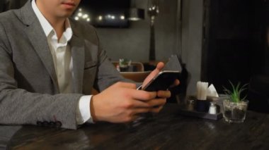 Beklenmedik bir şekilde kız arkadaşı, erkek arkadaşına hoş bir sürpriz yapıyor.