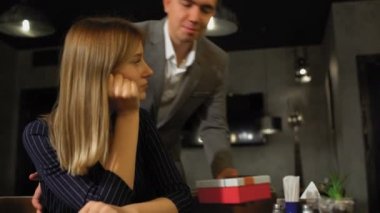 Beklenmedik bir şekilde erkek, kız arkadaşına hoş bir sürpriz yapıyor.