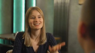 Kız ve erkek şehir kafesinde konuşuyorlar.