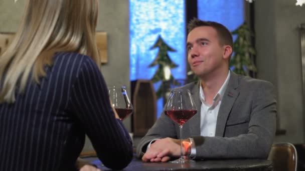 Pareja en un restaurante bebiendo vid roja — Vídeos de Stock