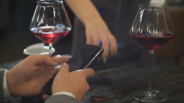 Homme effectuant le paiement par la technologie NFC sur le téléphone mobile dans le café — Video