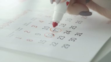 Kağıt takvimdeki kadın el çemberi günü. Ayın 17 'si.