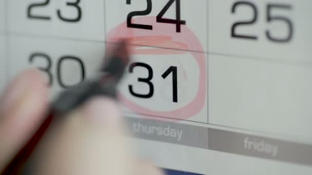 Donna mano cerchio e dipingere giorno su giorno sul calendario di carta. 31 giorno del mese — Video Stock