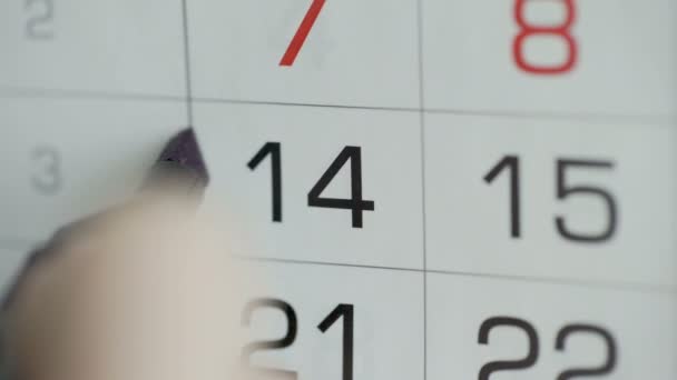 Kvinna hand cirkel dag på papper kalender. 14:e dagen i månaden — Stockvideo