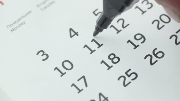 Dia de círculo de mão de mulher no calendário de papel. 11o dia do mês — Vídeo de Stock