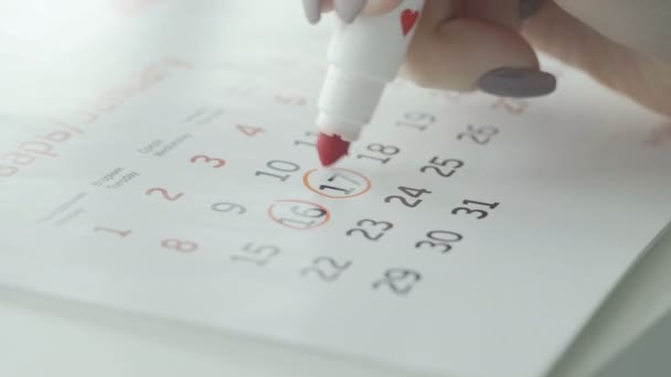 Giorno di cerchio di mano di donna su calendario di carta. 17 giorno del mese — Video Stock