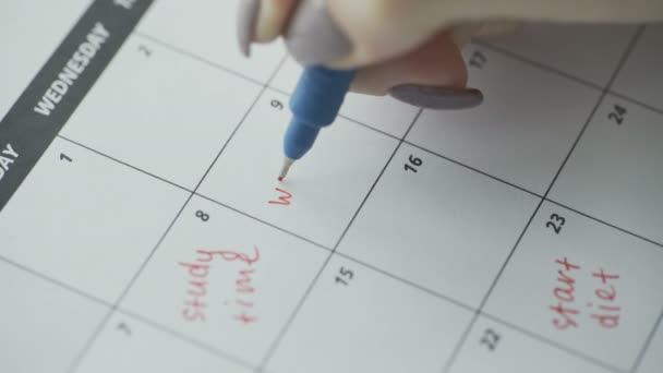 Donna scrittura a mano con penna rossa sul lavoro parola calendario — Video Stock