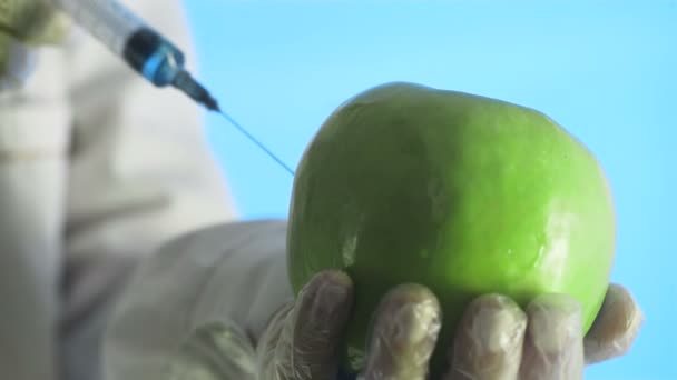 Científico inyectando manzana con solución química para el experimento — Vídeo de stock