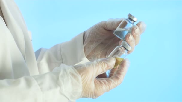 Doktor drží dvě injekční lahvičky. — Stock video