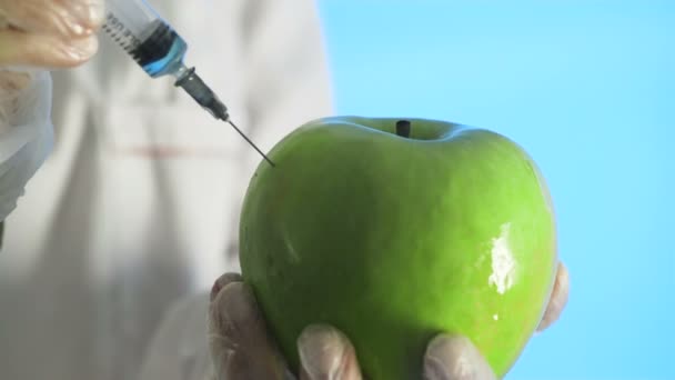 Geneticamente modificato Fruit Scientist Sperimentazione Iniezione — Video Stock