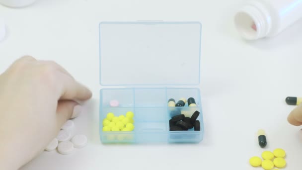Таблетки в коробке — стоковое видео