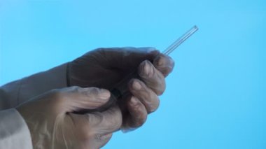 Lateks eldiven şırınga ve iğne açık tutan doktor