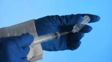 Doktor bir şırınga enjeksiyon için hazırlanıyor