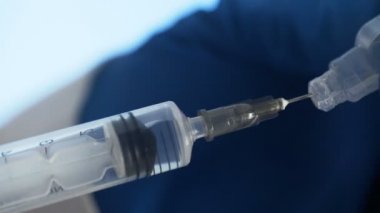 Bazı tıbbi sıvı plastik bir ampul şırınga ağır çekim berbat