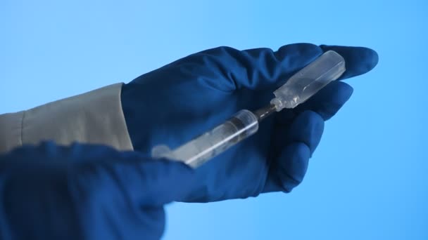 Injekční stříkačka nasává lékařskou tekutinu z plastové ampule — Stock video