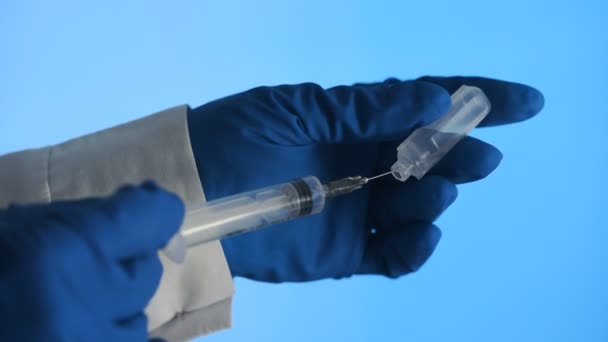 De arts bereidt een spuit voor injectie — Stockvideo