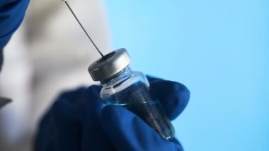 Bazı tıbbi sıvı cam ampul şırınga makro çekim berbat