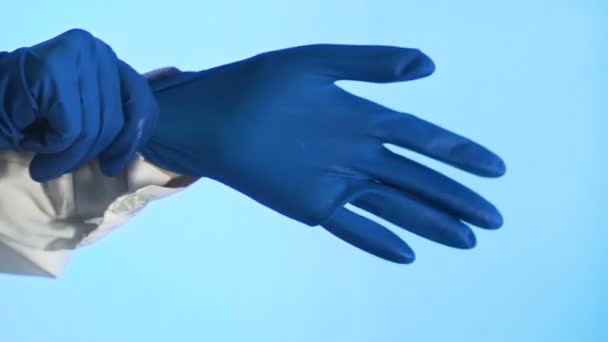Läkare som bär blå latexhandskar. — Stockvideo