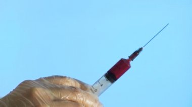 Şırıngadan kan geliyor..