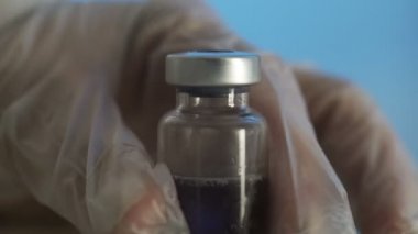 Mavi arka planda bir şırınga