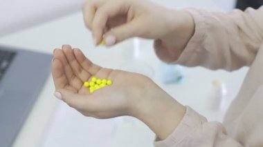 Kadın su ile bir hap yutma. Arka üstünde okul sırası